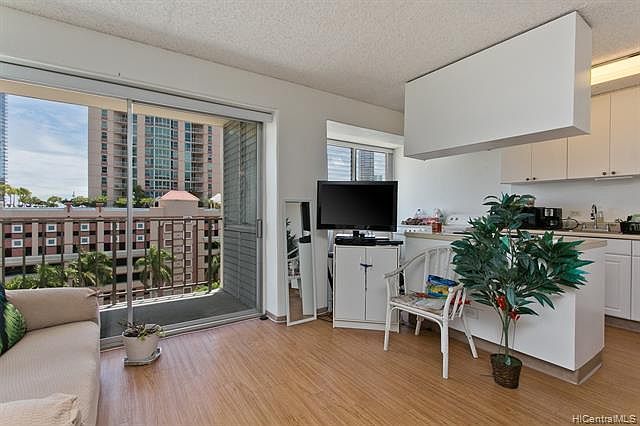 1st image of 818 S King St APT 905