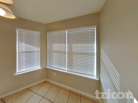 3rd image of 917 Red Oak Trails