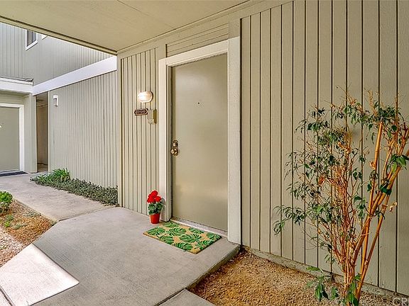 4th image of 22119 Burbank Blvd Unit 6
