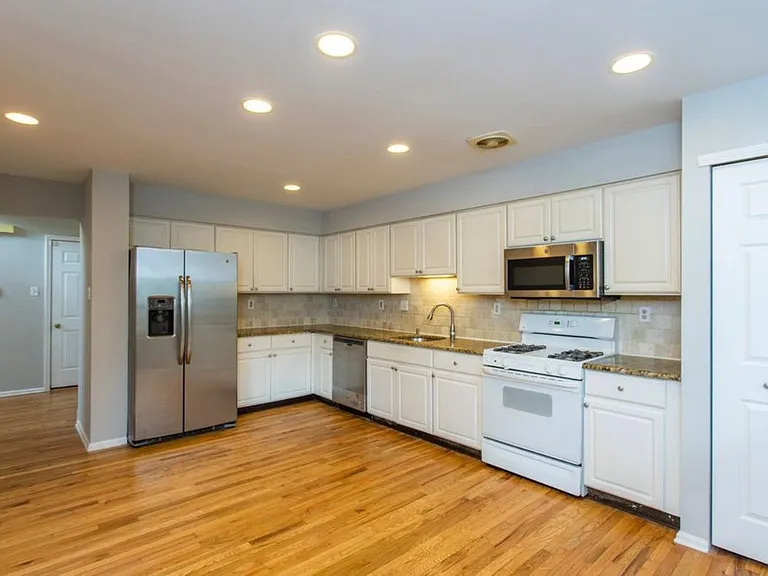 105 Farrington Ct — Photo 8