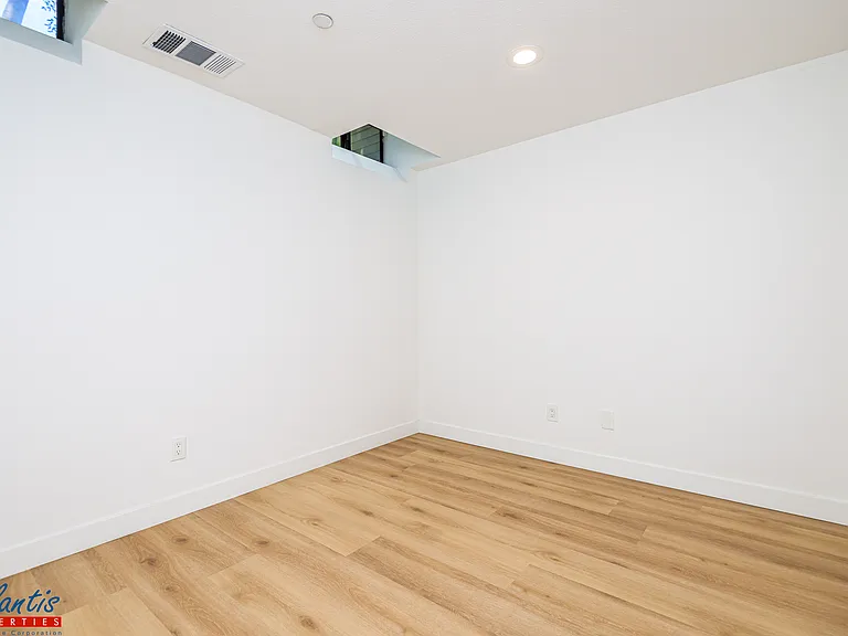 990 La Mesa Ter #F — Photo 18