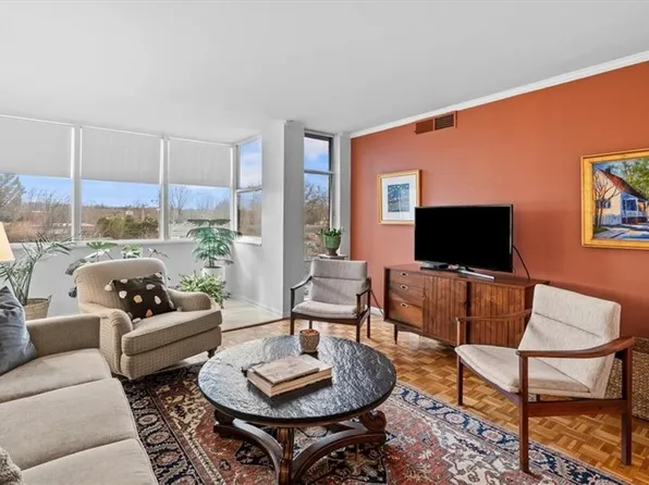 1101 Elm St #207, Greensboro, NC 27401