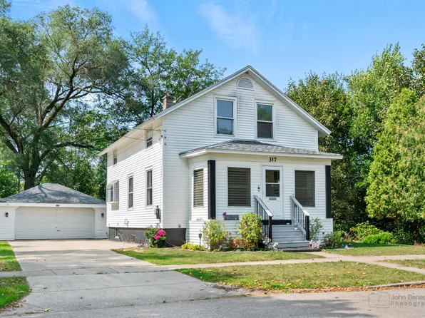 317 N Wisconsin St, Carpentersville, IL 60110