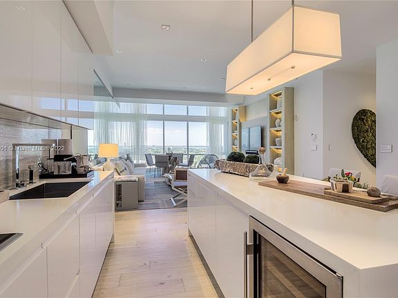 3rd image of 102 24th St #Penthouse 1615