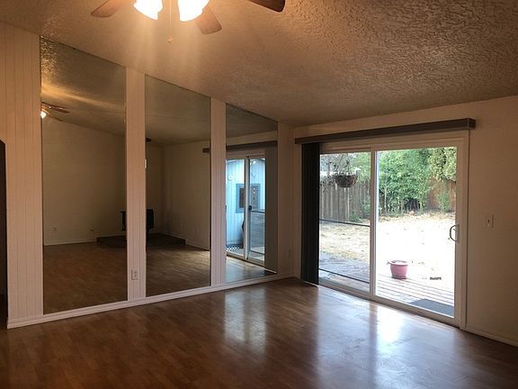 4th image of 709 NE 161st Ct
