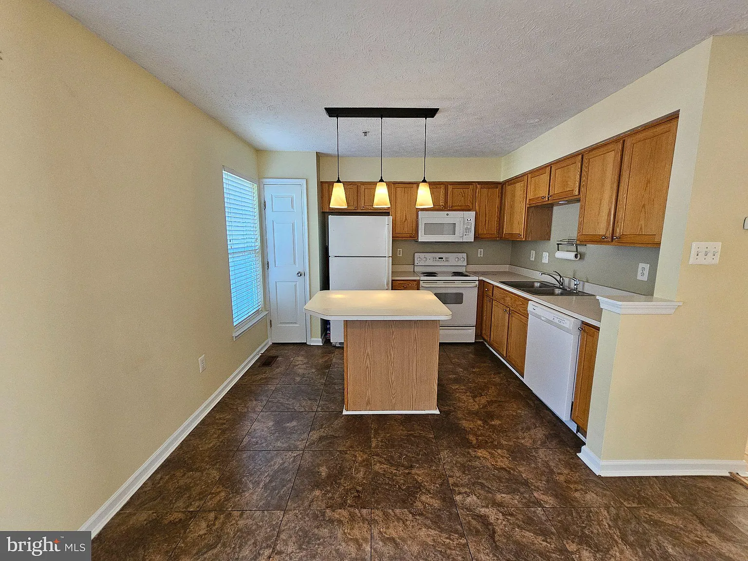 3 bed, 2.5 bath, 1620 sqft, $2,200 — Photo 2