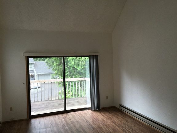 3rd image of 5610 To 5612 183rd Ave E