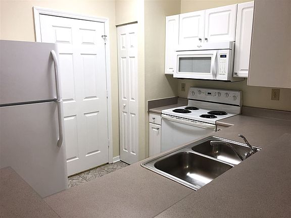 3rd image of 33105 Harbour Vista Cir