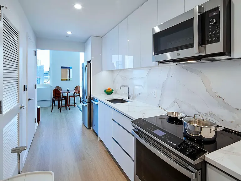 4650 Broadway #1902 — Photo 1