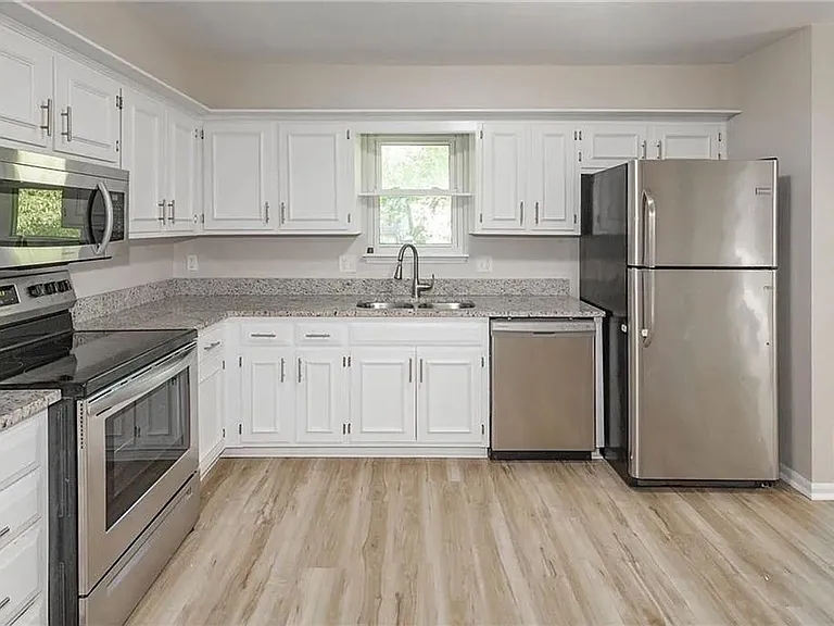 14723 S Wyandotte Dr — Photo 2