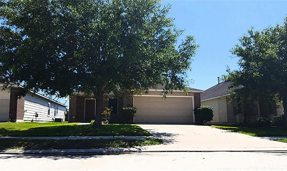 1st image of 2211 Pine Croft Dr