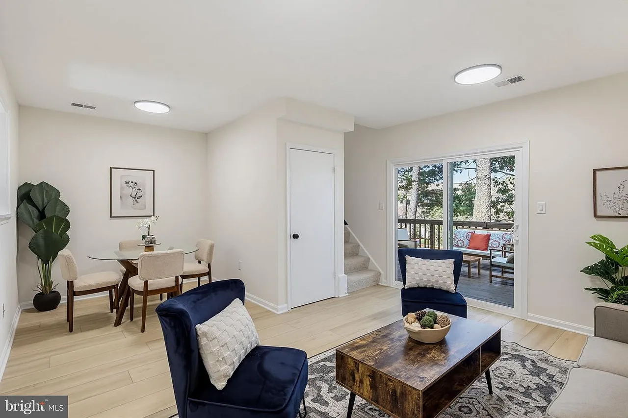 3 bed, 2.5 bath, 1397 sqft, $3,100 — Photo 2
