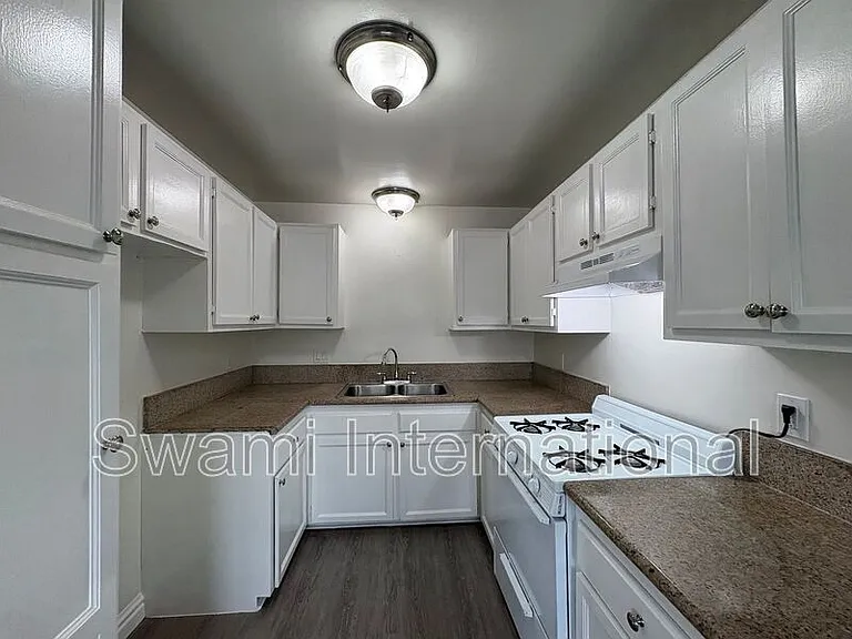 3615 W 104th St #15 — Photo 2