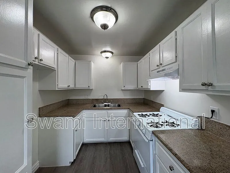Building Photo - 3615 W 104th St #15