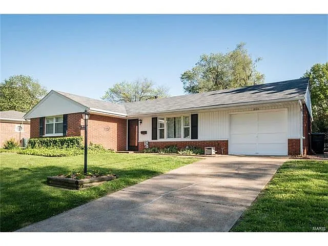 1004 Clearview Dr photo 1
