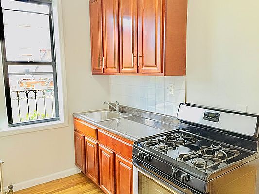 3rd image of 121 Jefferson Ave #27