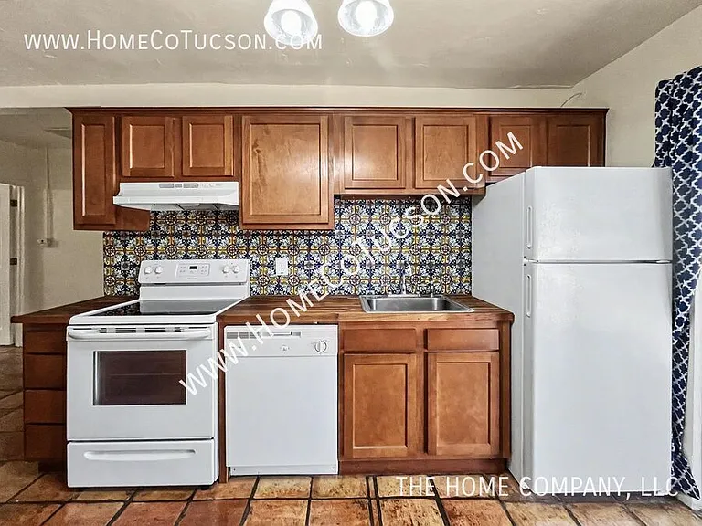 4564 E Seneca St — Photo 15
