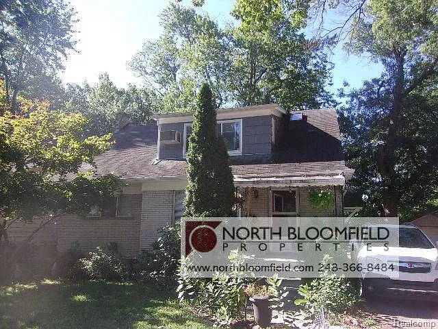 3 bed, 1.0 bath, 1100 sqft, $1,250 — Photo 1