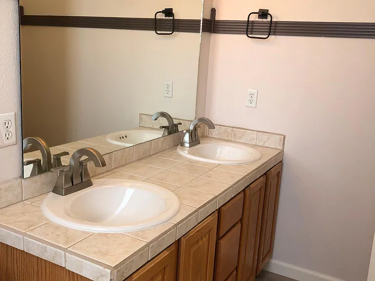 5626 E Kelton Ln — Photo 8