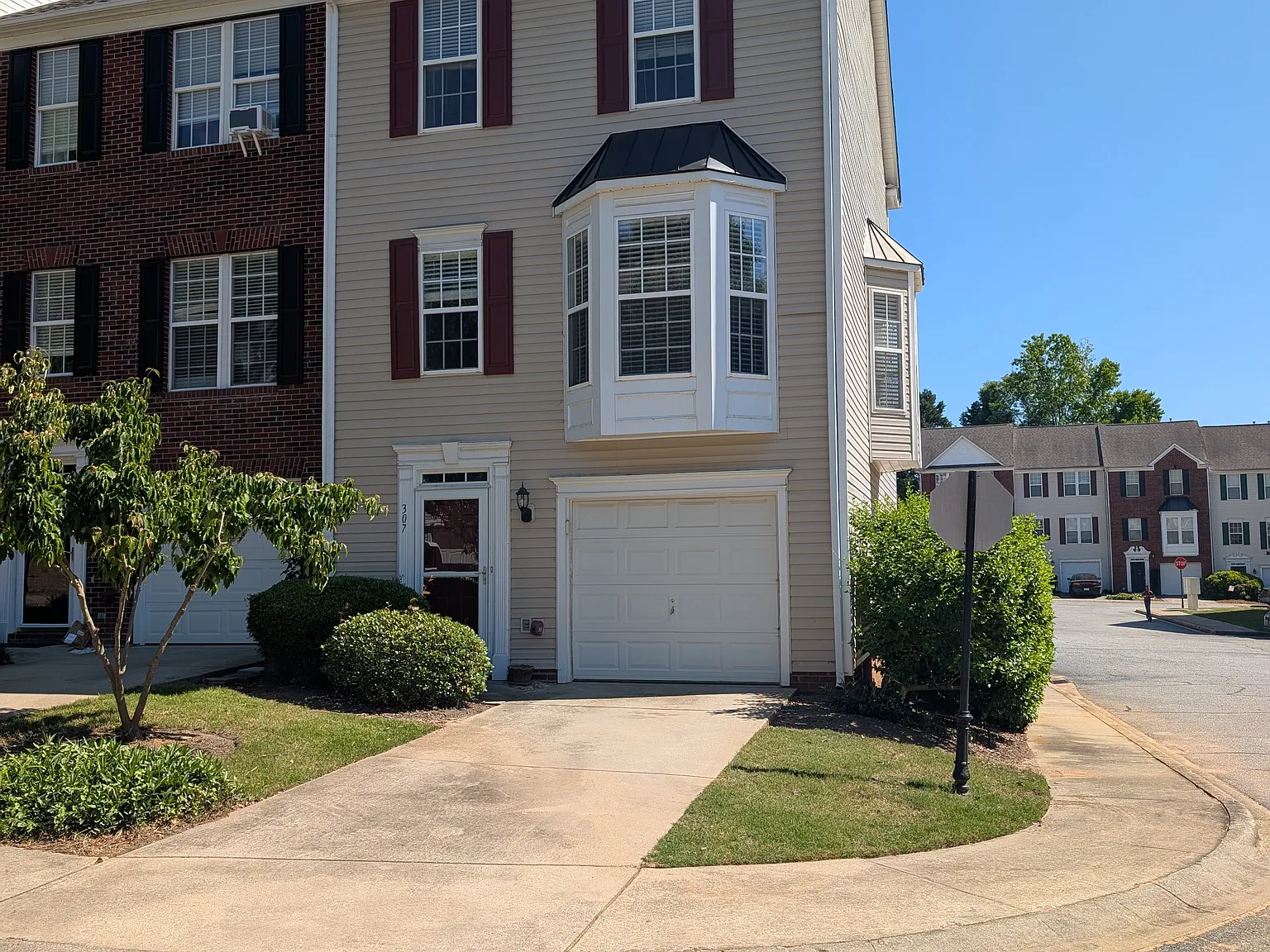 2 bed, 2.5 bath, 1920 sqft, $1,800 — Photo 1