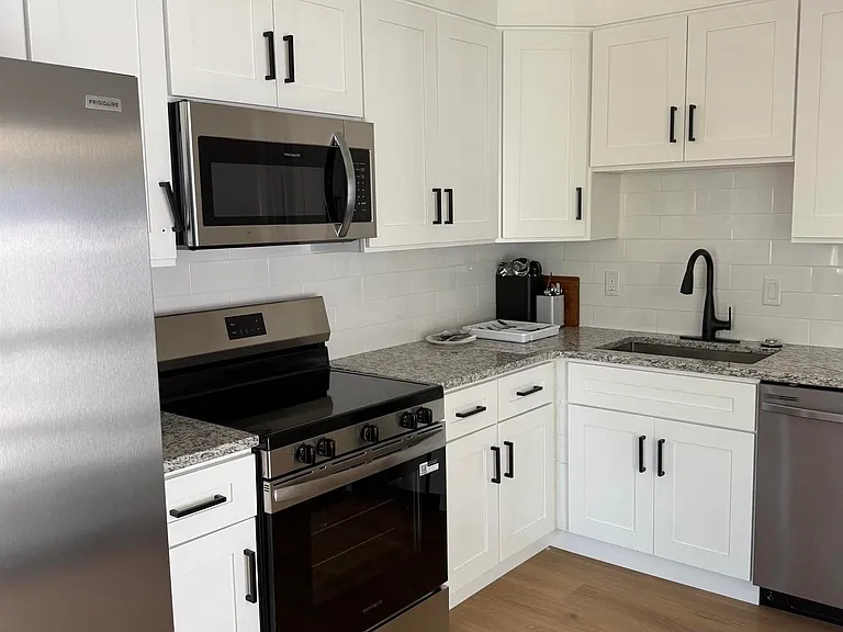 210 N Surrey Ave — Photo 2