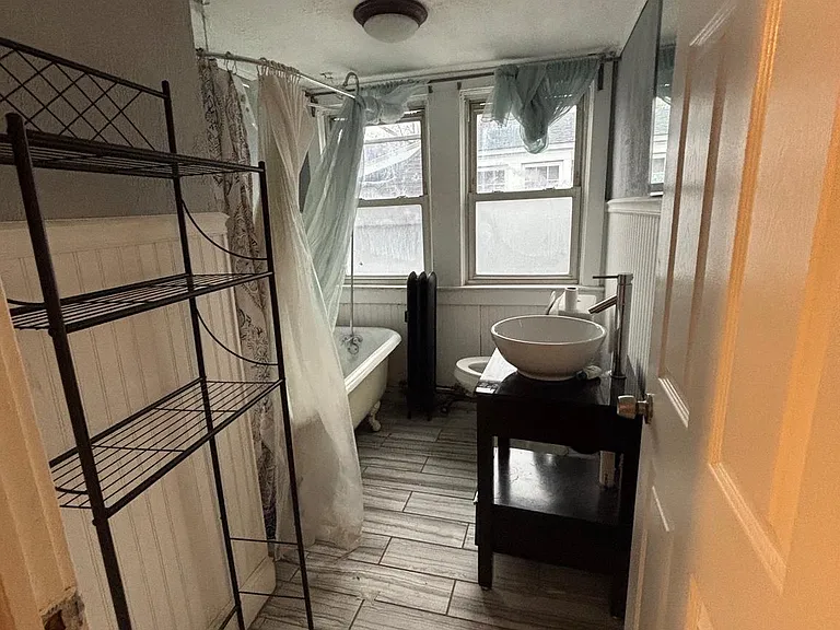 649 W State St — Photo 14