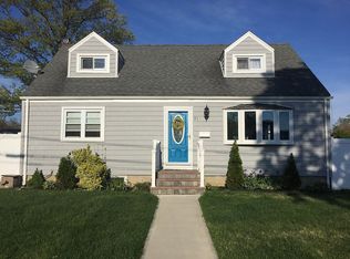 21 Starlight Ct, West Babylon, NY 11704