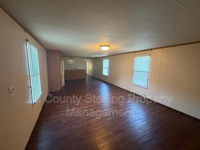 3 bed, 1.0 bath, 924 sqft, $1,095 — Photo 3