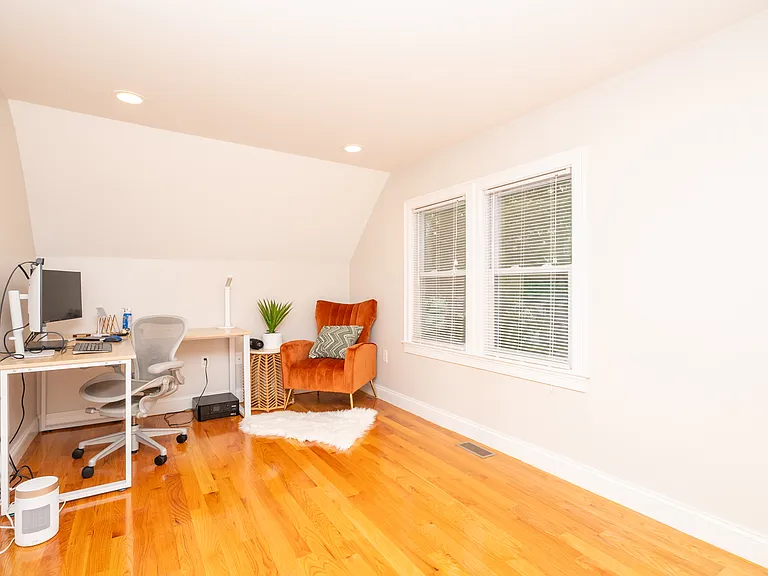 592 Poplar St — Photo 11