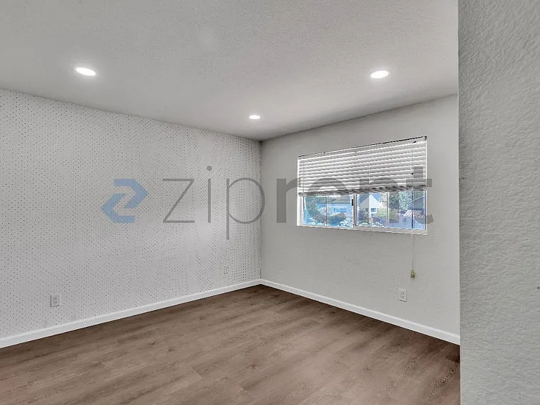 1001 Sandhurst Dr — Photo 44