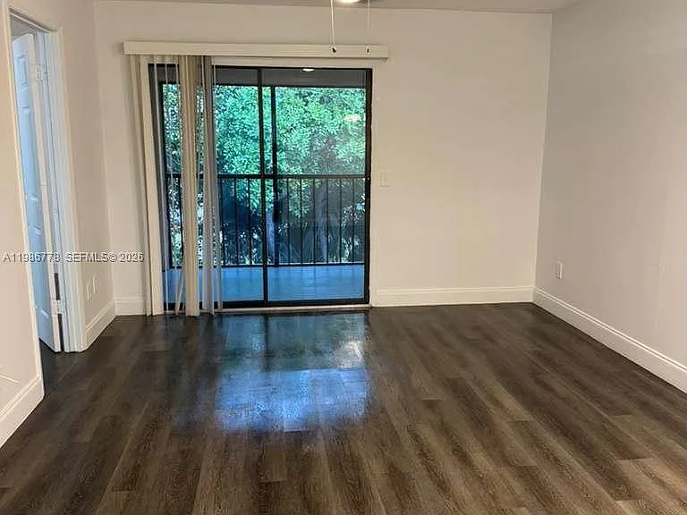 605 Ixoria Ave #15 — Photo 3