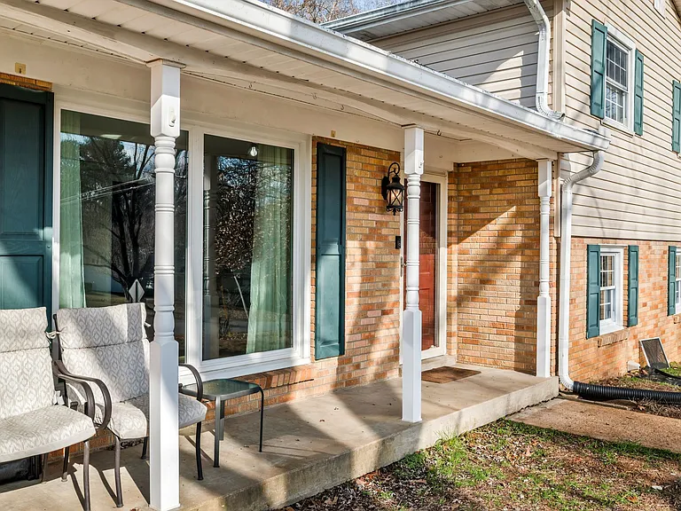 138 Roberta Dr — Photo 2