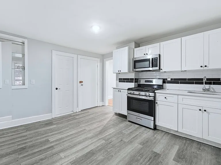 328 John St #2 — Photo 2