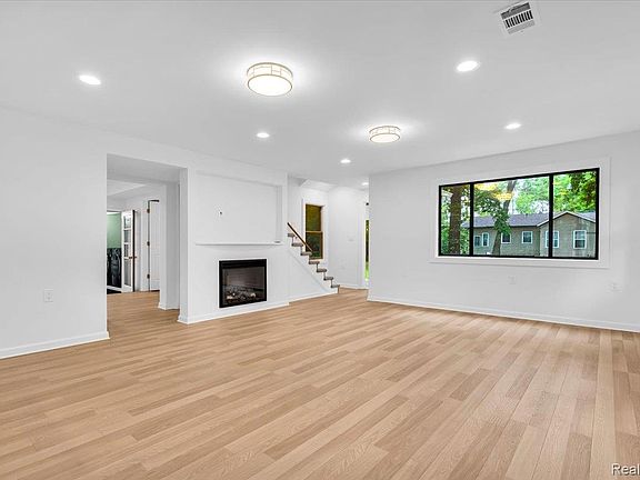 5th image of 27769 Gilbert Dr