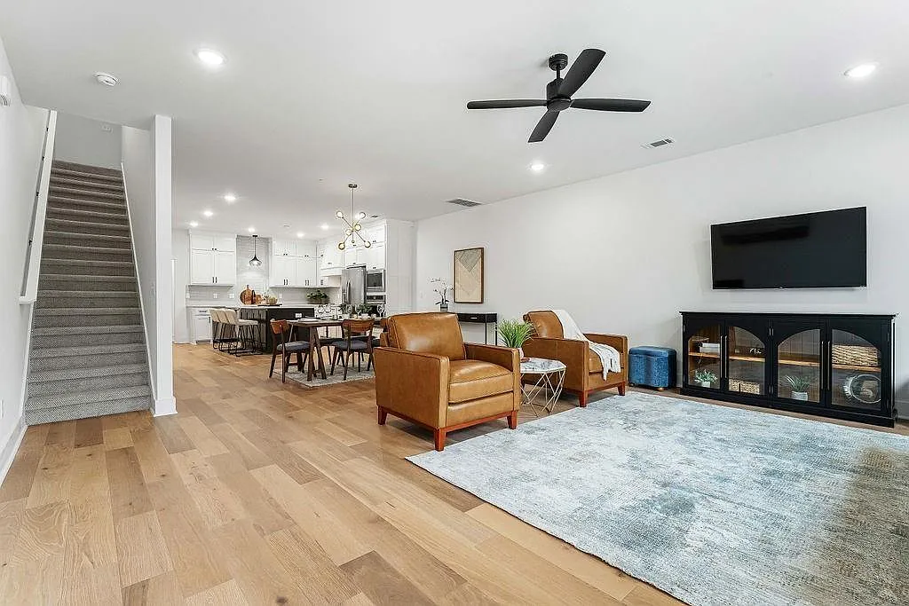 3 bed, 2.5 bath, 2100 sqft, $2,250 — Photo 2