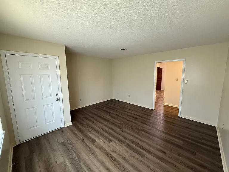 140 Sherman Dr — Photo 5