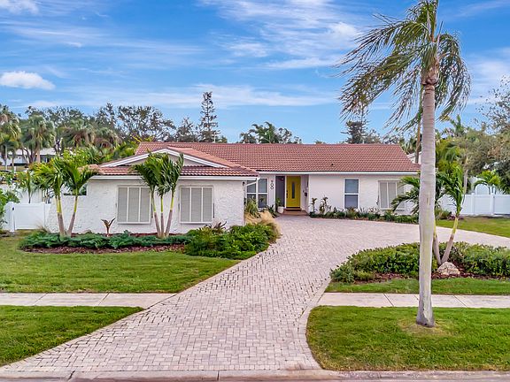 2nd image of 900 Eden Isle Dr NE