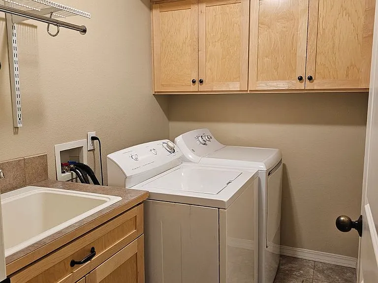715 NE Oak St #B — Photo 21