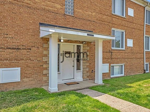 4th image of 18997 Hilliard Blvd #1