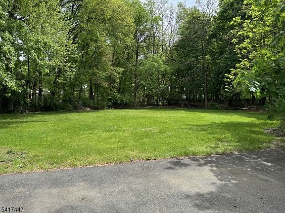 3rd image of 209 Knoll Rd