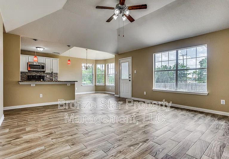 722 Seneca Dr — Photo 3
