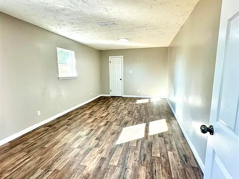 806 Holly St — Photo 17