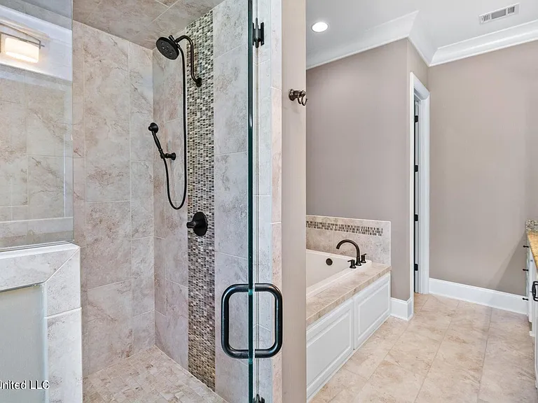 208 Eastpark St — Photo 16