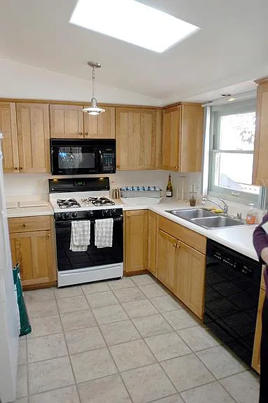 2220 Dwight St — Photo 2