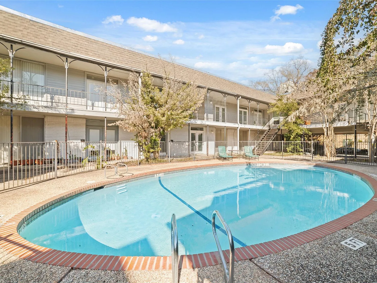 1 bed, 1.0 bath, 720 sqft, $1,300 — Photo 3