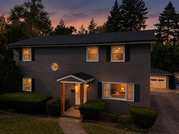 829 E Evergreen St, Wheaton, IL 60187