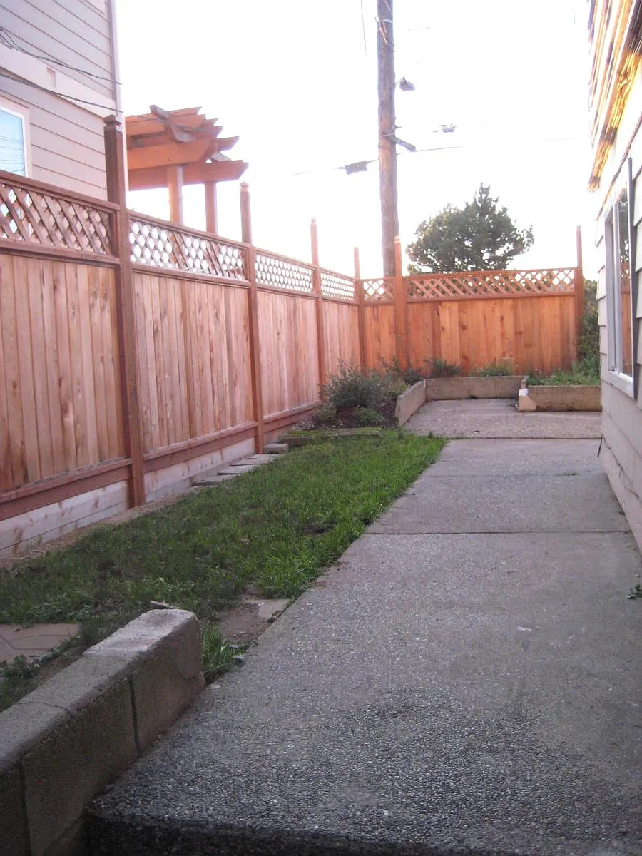 Fence Front yard - 2028 14th Ave W #B