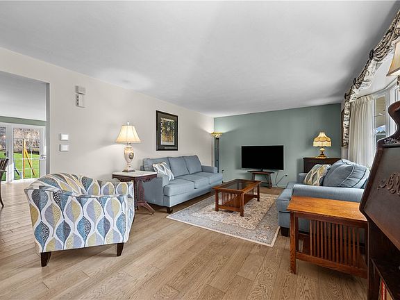 5th image of 75 Crest View Dr