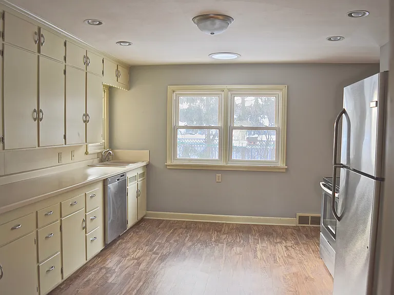1721 Lloyd Ave — Photo 2