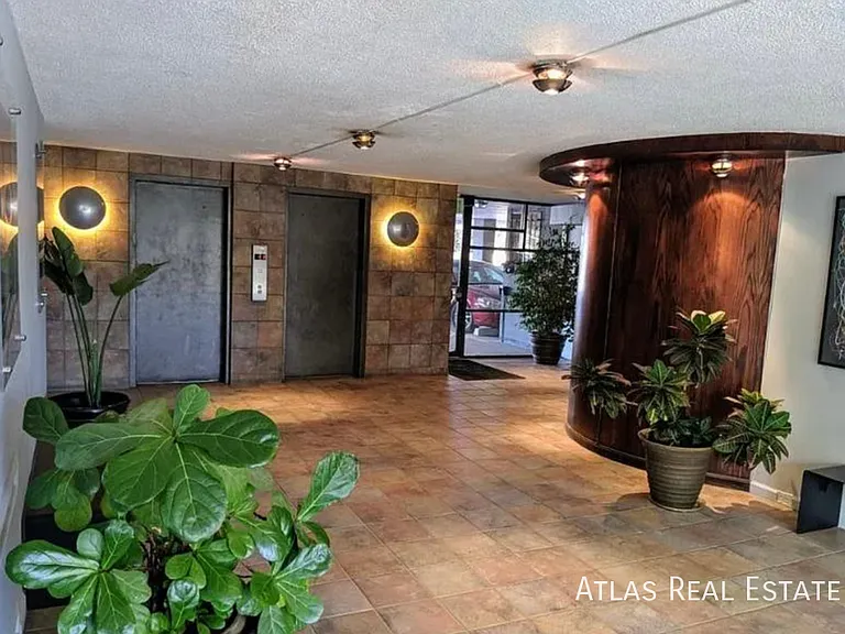 909 N Logan St — Photo 14